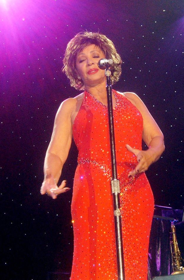 790px-Shirley_Bassey_Wembley_2006